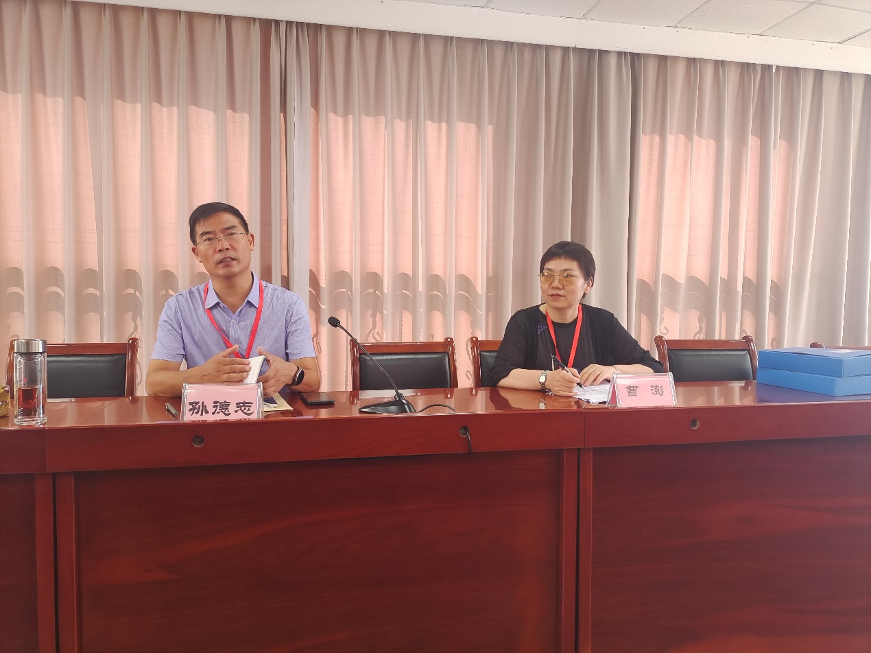 图片包含 室内, 笔记本, 家具, 窗帘描述已自动生成