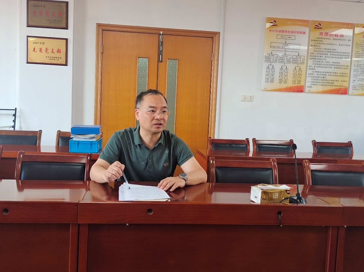 图片包含 室内, 桌子, 男人, 前描述已自动生成