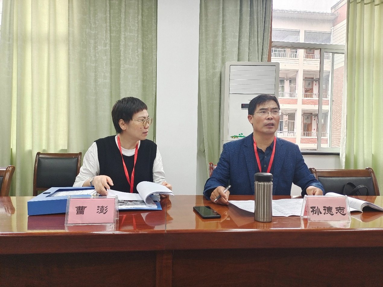 几个人在桌子前描述已自动生成