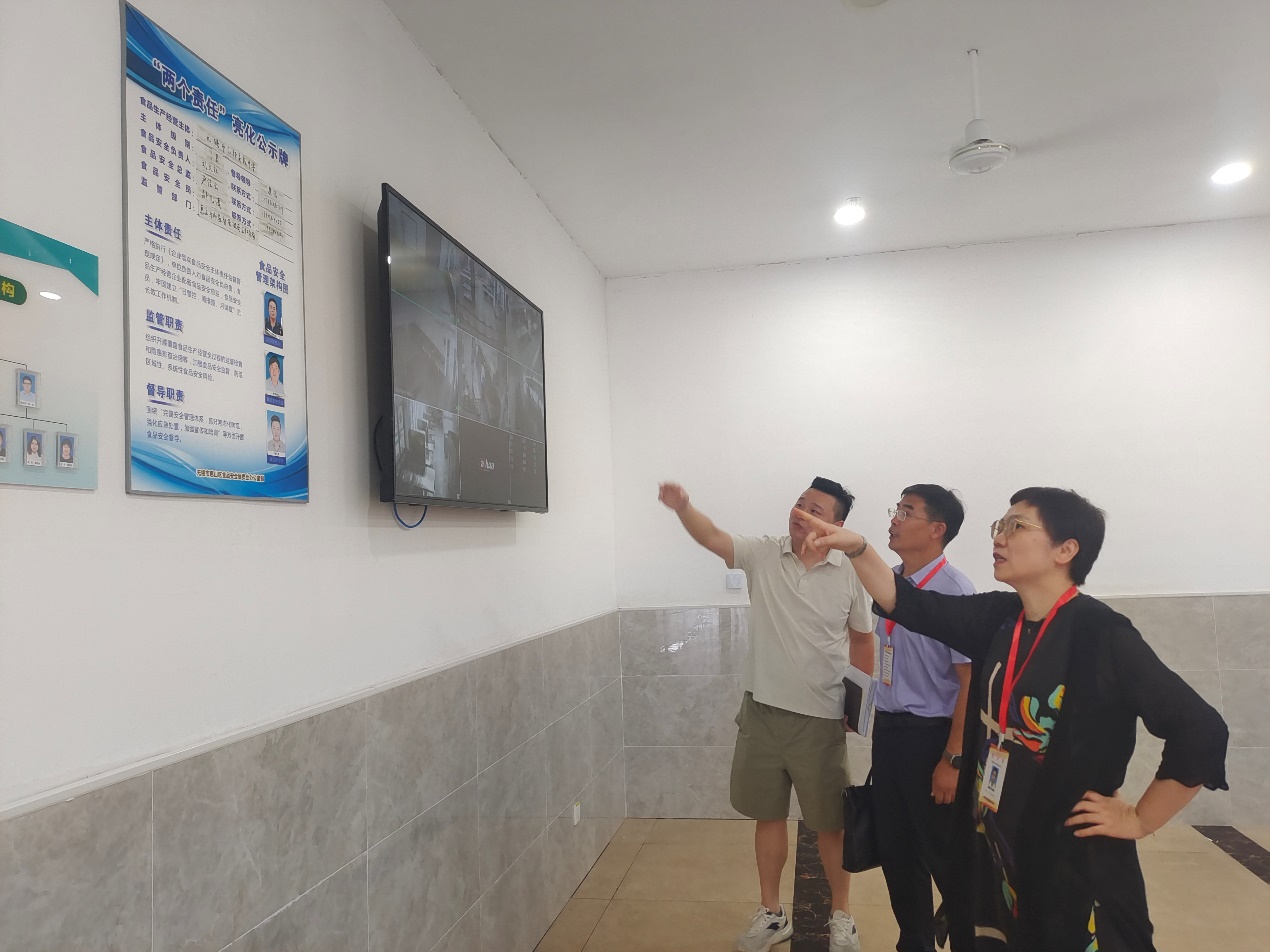 男人站在墙边中度可信度描述已自动生成