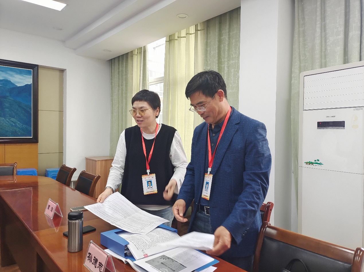 男人站在桌子边中度可信度描述已自动生成