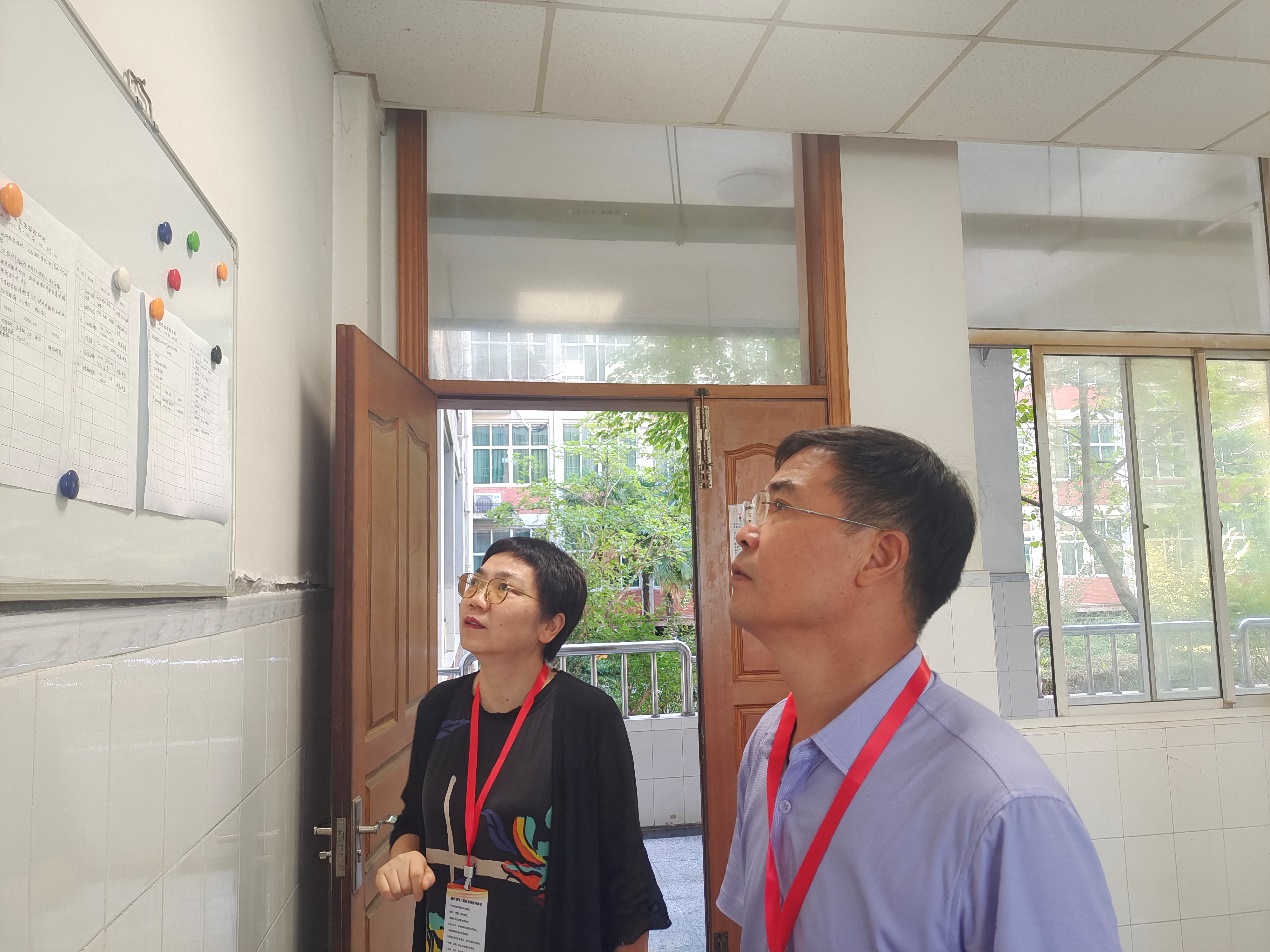 男人站在镜子前中度可信度描述已自动生成
